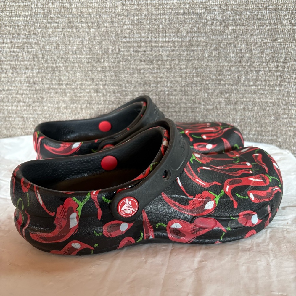 Crocs Bistro Clog Red Hot Chili Pepper Print Black Slip On Shoes Men 4 Womens 6
